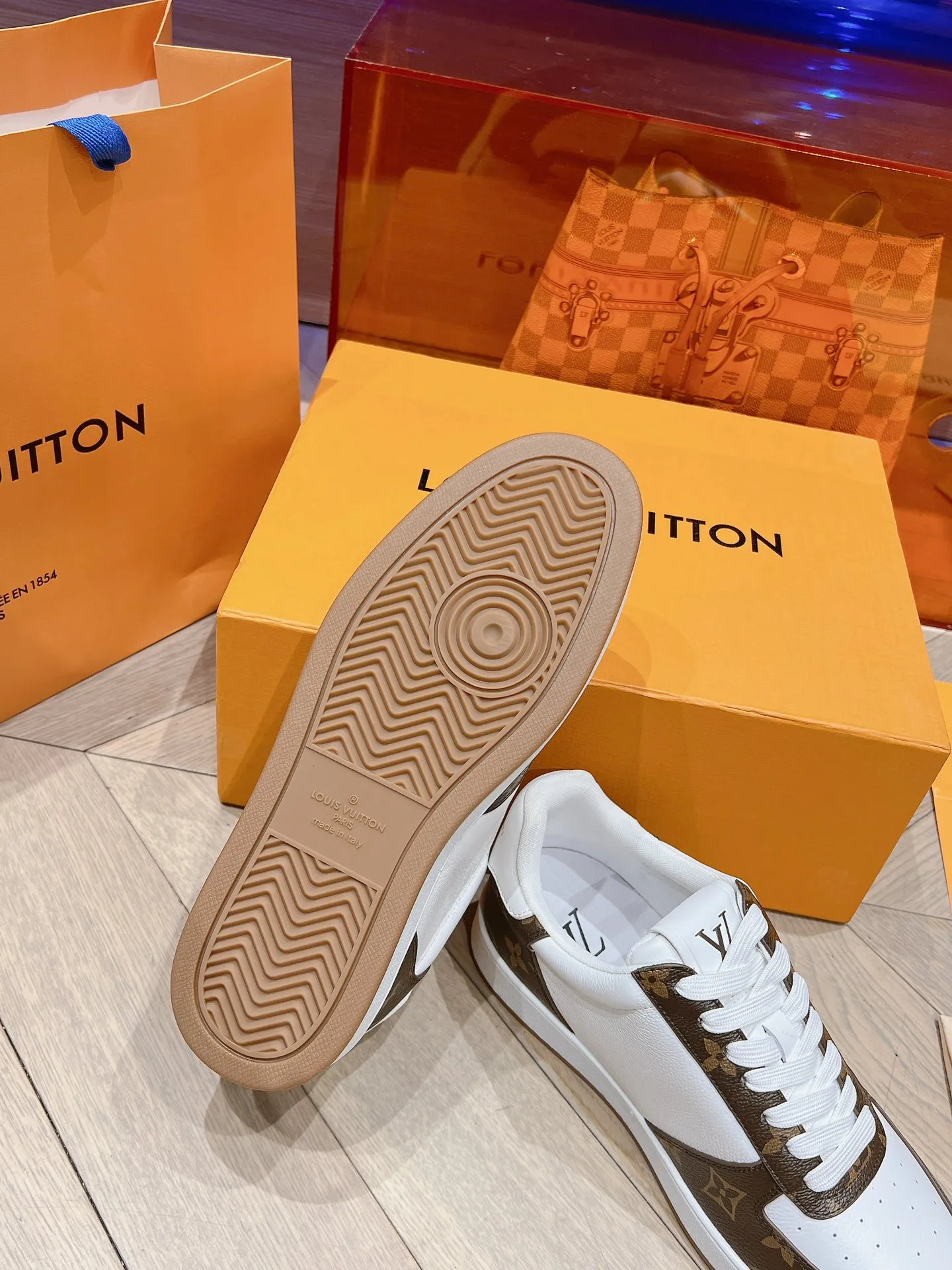 👟👟Ex-factory price 680👟👟 LV new white shoes men's letter series letter color matching pure cowhide 3D printed breathable holes men's casual business travel shoes👟full of comfort Size number: 39-45